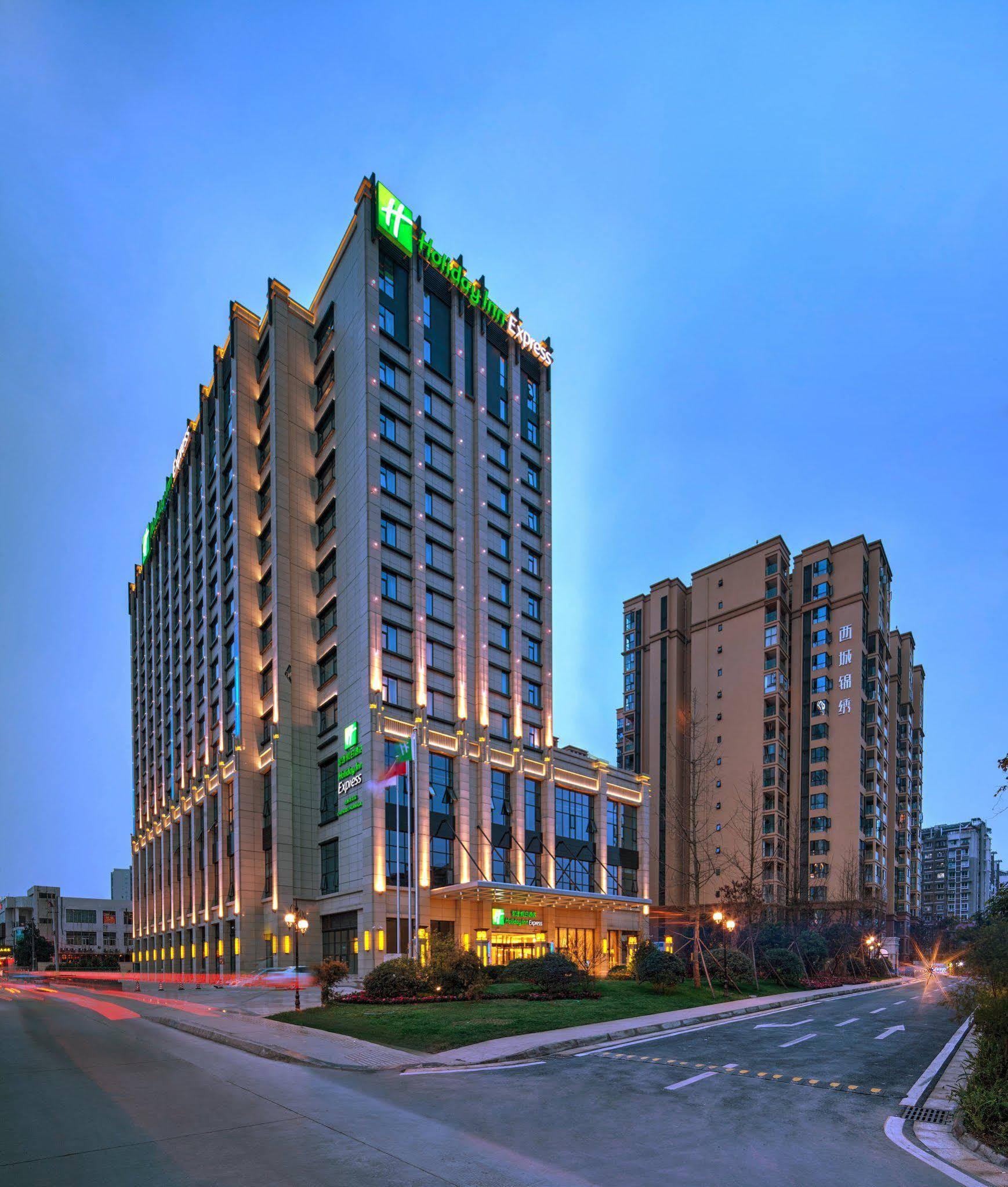 Holiday Inn Express Chengdu Huanhuaxi By Ihg-Near Jinsha Site Musem,Near Wuhou Temple Museum,Welcome Drinks,Free Gym,Free Self-Service Laundry Zewnętrze zdjęcie